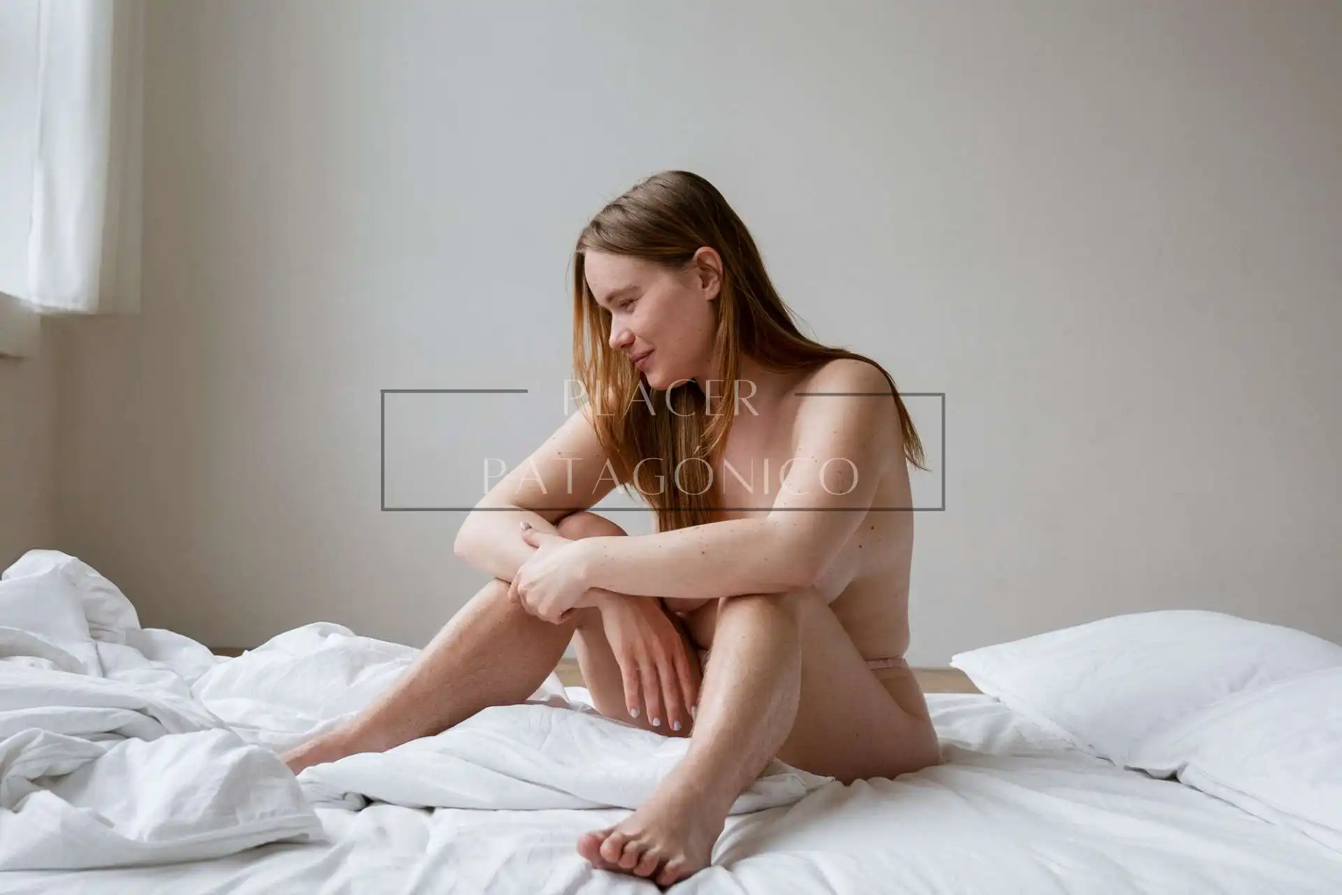 Mujer sentada en la cama post masturbación