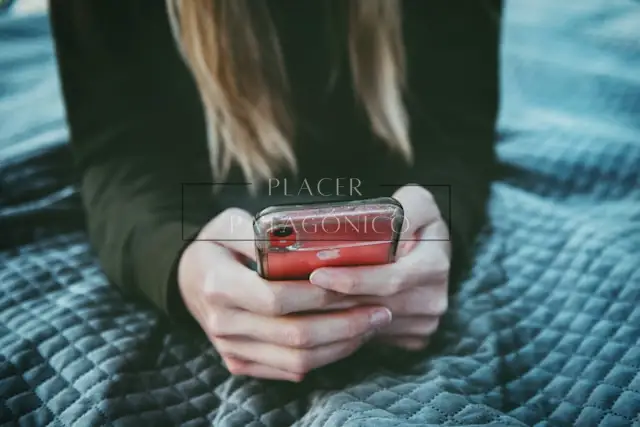 persona haciendo sexting desde su celular en Chile