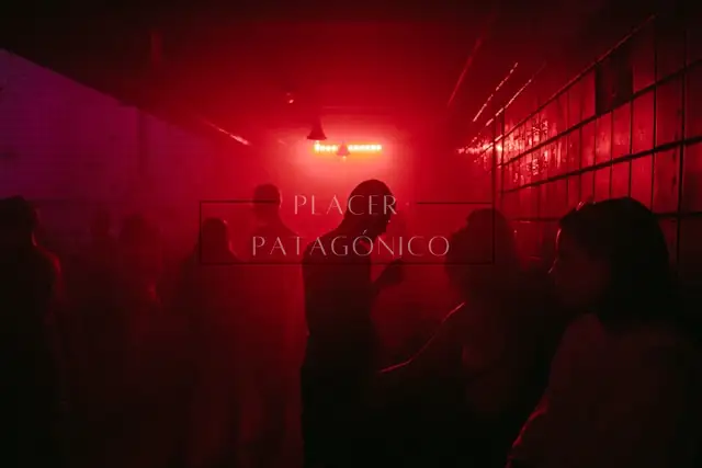 personas en un club viviendo la vida nocturna en Coyhaique